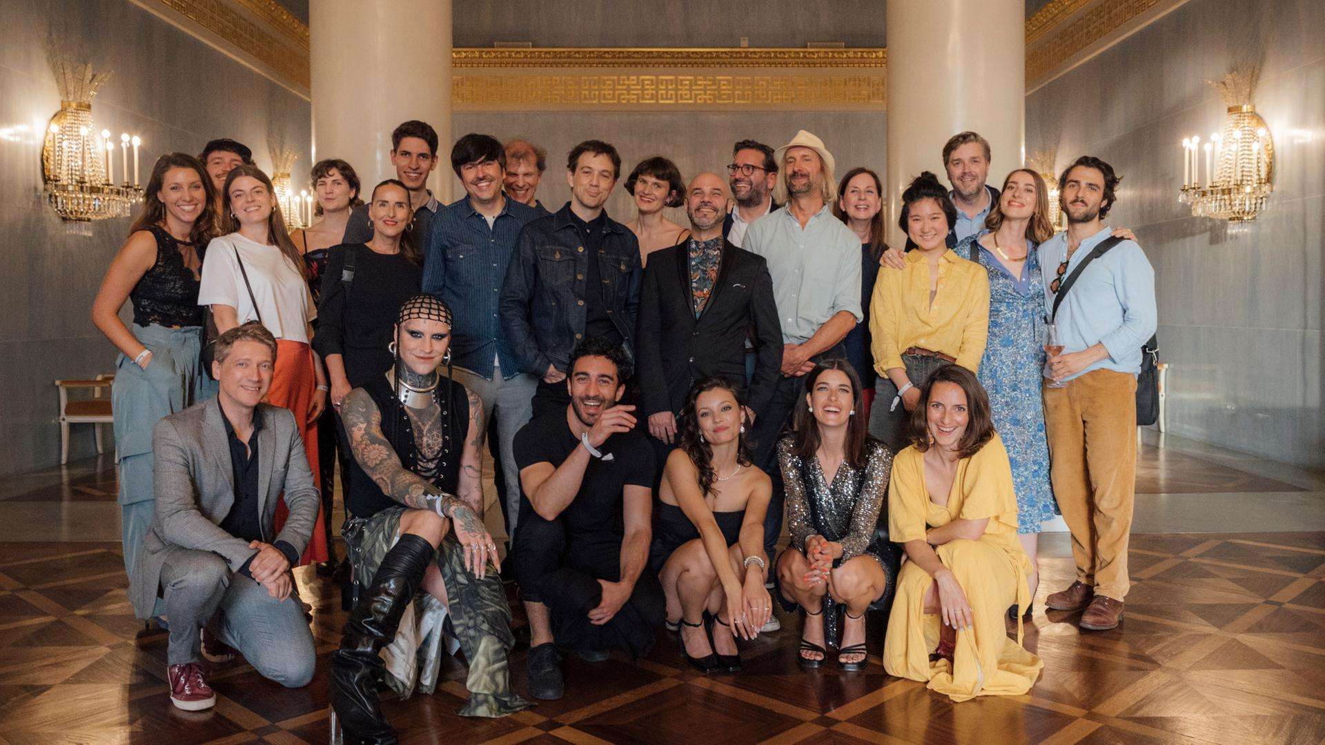 Gruppenfoto mit Cast und Crew der Mini-Serie "For the Drama"