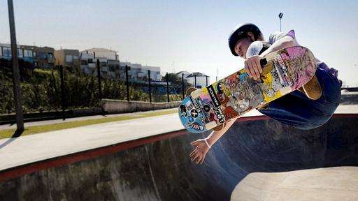 Skatboarderin bei einem Skateboard-Trick