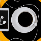 Mobiltelefon mit Kopfhörern und eine Tasse schwarzer Kaffee auf Vinyl-Platte
