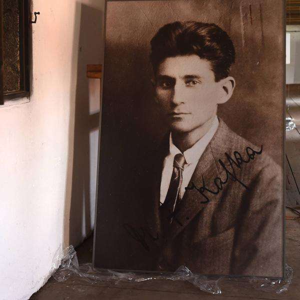 Bild von Franz Kafka in seinem ehemaligen Wohnhaus in Siřem