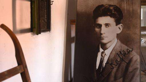 Bild von Franz Kafka in seinem ehemaligen Wohnhaus in Siřem