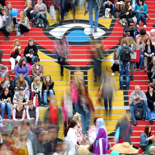 Besucher der Leipziger Buchmesse auf einer Treppe in der Glashalle