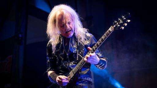 Bild des legendären Gitarristen K.K. Downing mit E-Gitarre auf der Bühne beim Rock Hard Festival 2024.