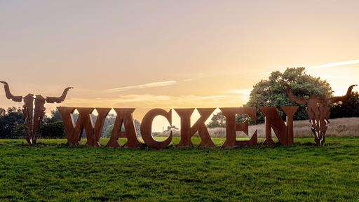 Das Wacken Logo an der Schenefelder Straße in Wacken.