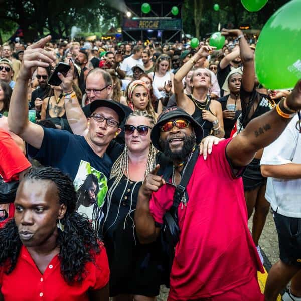 Reggae-Fans feiern bei einem Festival.