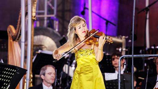 Anne-Sophie Mutter spielt vor Orchester Geige