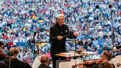 Die Nürnberger Symphoniker, dirigiert von Jonathan Darlington, spielen beim Abendkonzert beim Nürnberger Klassik Open Air im Luitpoldhain.