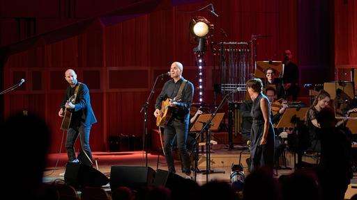 Der belgische Musiker Milow bei einem Konzert mit Orchesterbesetzung