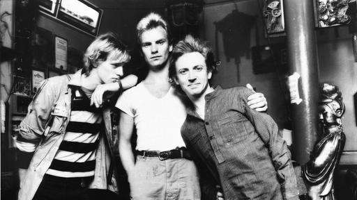 Eine Fotografie aus dem Jahr 1980 von Sting, Stewart Copland und Andy Summers in einem unbekannten Laden oder Studio.