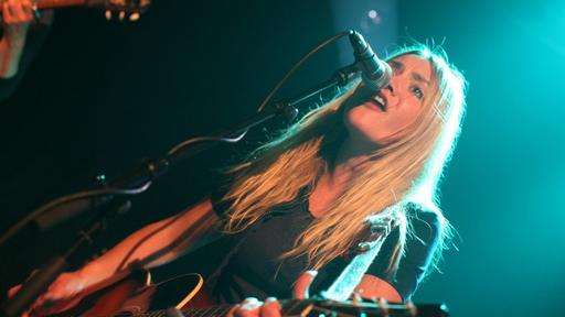 Greta, Stella und Sunniva Bondesson - drei schwedische Schwestern, die in der Besetzung Akustikgitarre, Banjo (mit Slide), Drums und dreifachem Gesang losrocken wie der Teufel.