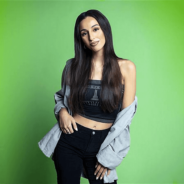 Porträt von Content Creatorin Gizem Celik