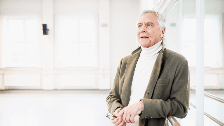 Ein Mann in einem Ballett-Übungssaal.