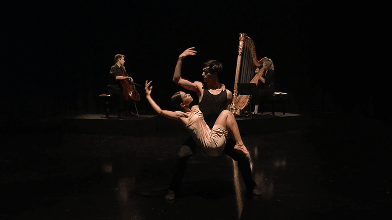 Arnau Redorta Ortiz und Ayda Frances Güneri von den Gauthier Dance Juniors tanzen zu Pärts Spiegel im Spiegel.