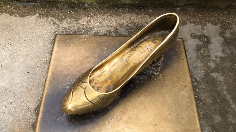 Aschenbrödels Schuh auf Treppe vor Schloss Moritzburg