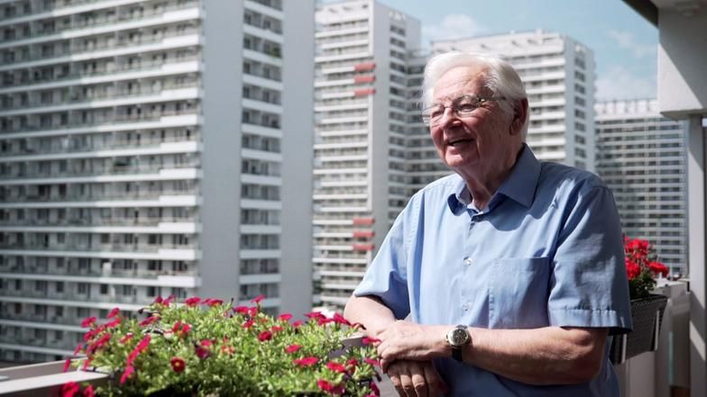 Architekt Richard Paulick steht auf einem Balkon