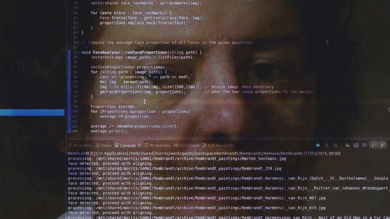 Maschinencode läuft über ein Gemälde im Hintergrund.