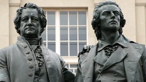 Goethe und Schiller vor dem DNT in Weimar.