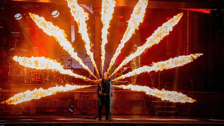 Till Lindemann bei einem Rammstein-Konzert auf der Bühne