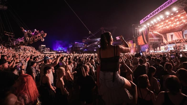 splash! Festival: Zehntausende Festival-Besucher feiern die Live-Acts vor der Hauptbühne.