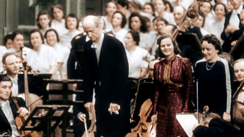 Der deutsche Dirigent und Komponist Dr. Wilhelm Furtwängler verbeugt sich