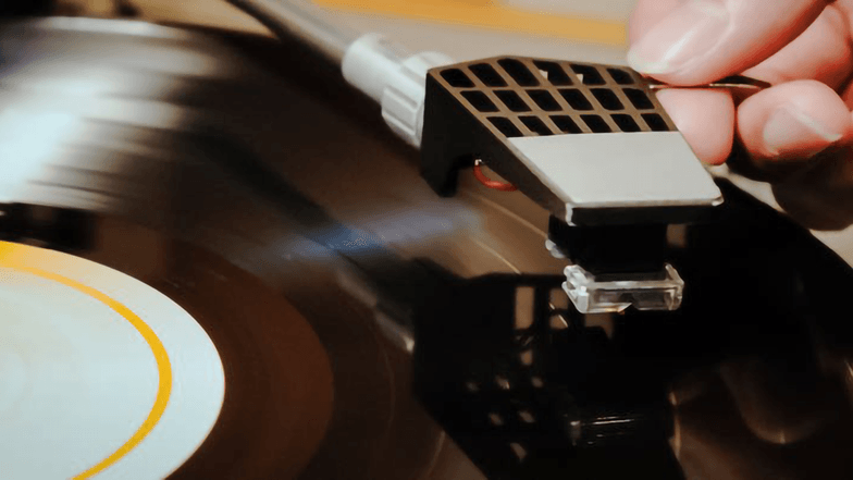 Eine Schallplatte dreht sich auf einem Plattenscpieler.