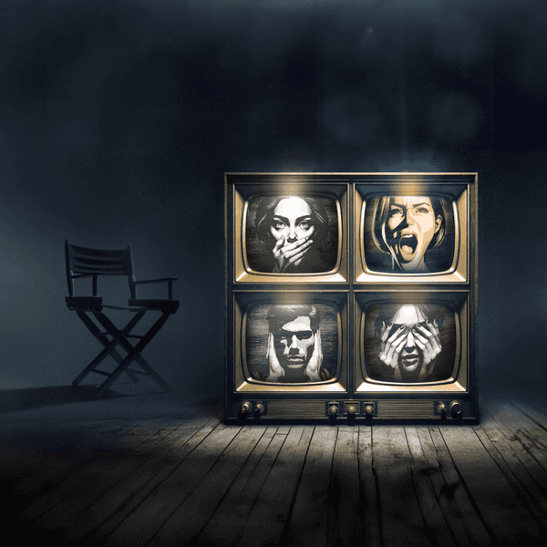 Eine Illustration zeigt einen Regiestuhl auf einer Bühne mit vier gestapelten TV-Geräten auf denen vier Gesichter zu sehen sind.