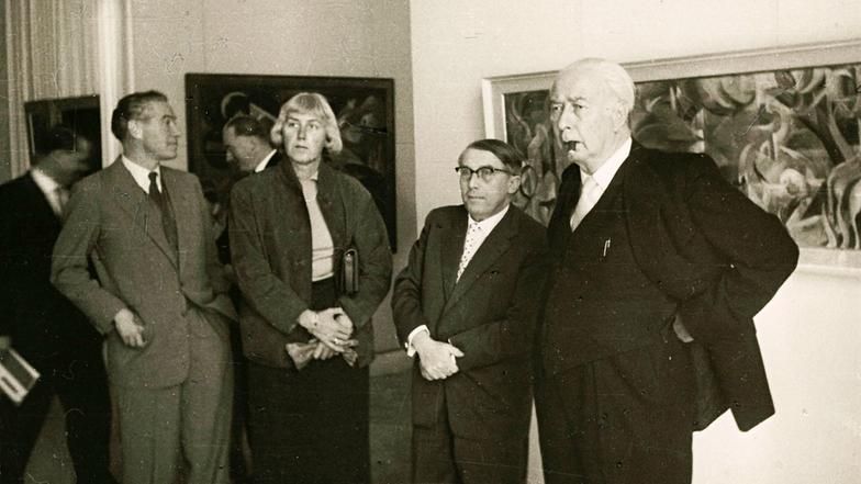 Bundespräsident Theodor Heuss mit Professor Arnold Bode auf der documenta 1 Ausstellung 1955.