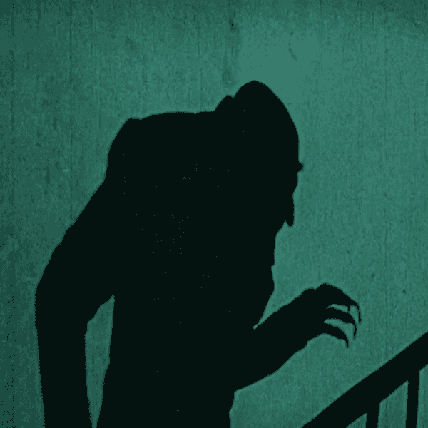 Ein Standbild aus dem Film Nosferatu von 1922. Der Schatten eines Vampirs auf einer Treppe.