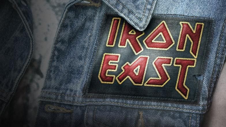 Eine Jeansweste, eine sogenannte "Kutte", mit einem Patch auf dem "Iron East" steht.