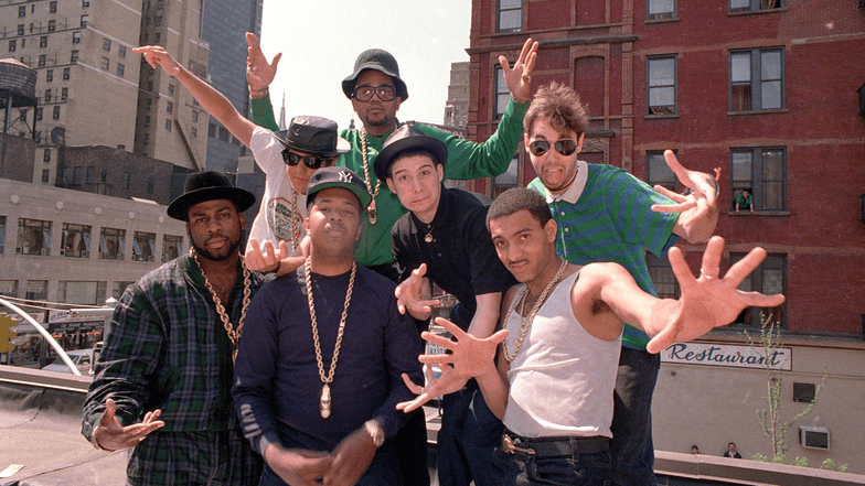 Die Straßenmusikgruppen Run-DMC und die Beastie Boys posieren am Montag, 11. Mai 1987, auf einem Restaurant in Midtown Manhattan.Die Straßenmusikgruppen Run-DMC und die Beastie Boys posieren am Montag, 11. Mai 1987, auf einem Restaurant in Midtown Manhattan.