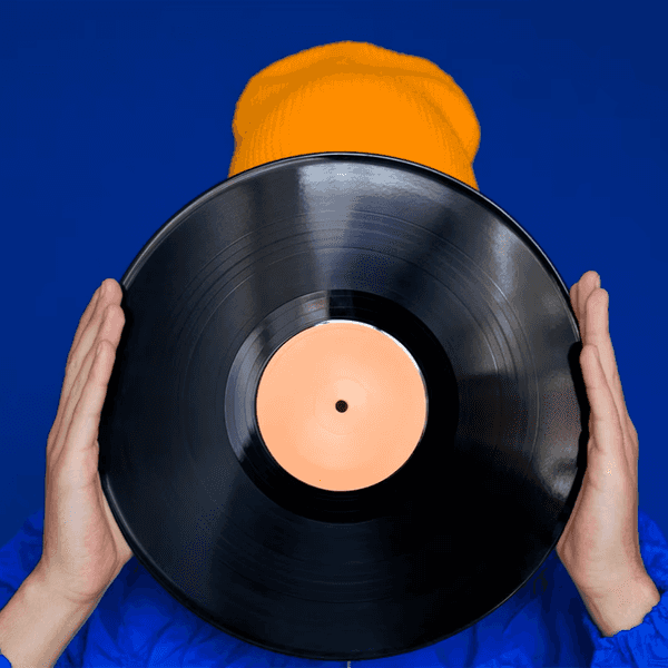 Nachgestelltes Podcast-Teaserbild: Ein Mensch hält sich eine Schallplatte vor einem blauen Hintergrund vor das Gesicht. Man sieht von ihm oder ihr nur die Hände und eine gelbe Mütze.