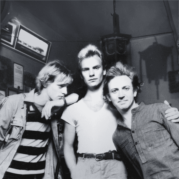Eine Fotografie aus dem Jahr 1980 von Sting, Stewart Copland und Andy Summers in einem unbekannten Laden oder Studio.