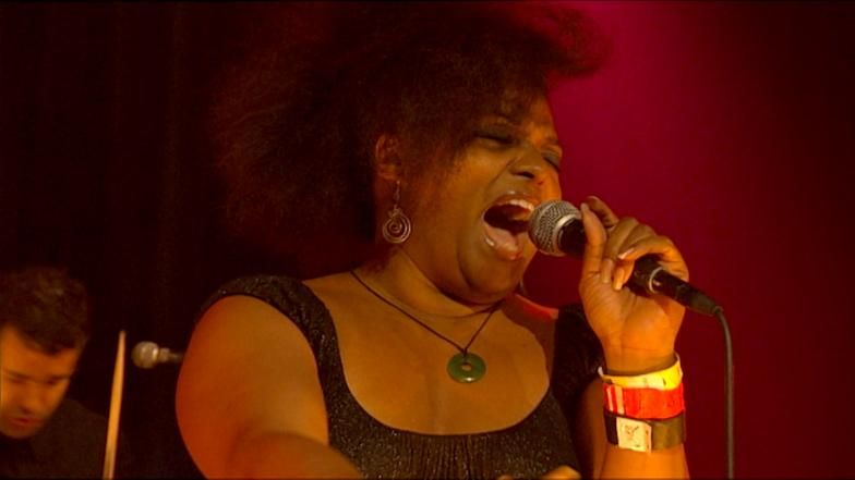Eine Frau singt mit viel Emotion in ein Mikrofon