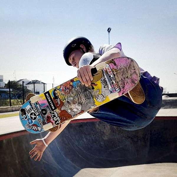 Skatboarderin bei einem Skateboard-Trick